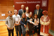 Naumburger Sternsinger zu Besuch beim Hessischen Ministerpräsidenten Volker Bouffier (Foto: Karl-Franz Thiede)